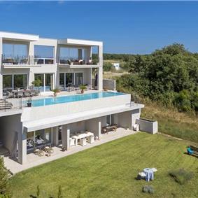 Luxury 4-Bedroom Villa with generous sized Infinity Pool near Buje, Istria. Sleeps 8